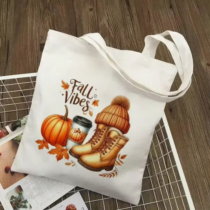 Vintage Fashion Shop - キャンバス製トートバッグ。秋の風景をモチーフにした、ヴィンテージ風のトラック、カボチャ、ひまわりのプリントが施されたショルダーバッグ。秋の季節にぴったりの、再利用可能なショッピングバッグ。
