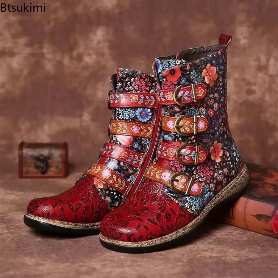 Vintage Fashion Female - エスニック調のプリントが施されたレディースレザーブーツ。秋・冬にぴったりのヴィンテージ風ミドル丈ブーツ。ストリートファッションに合う、女性用シューズ。