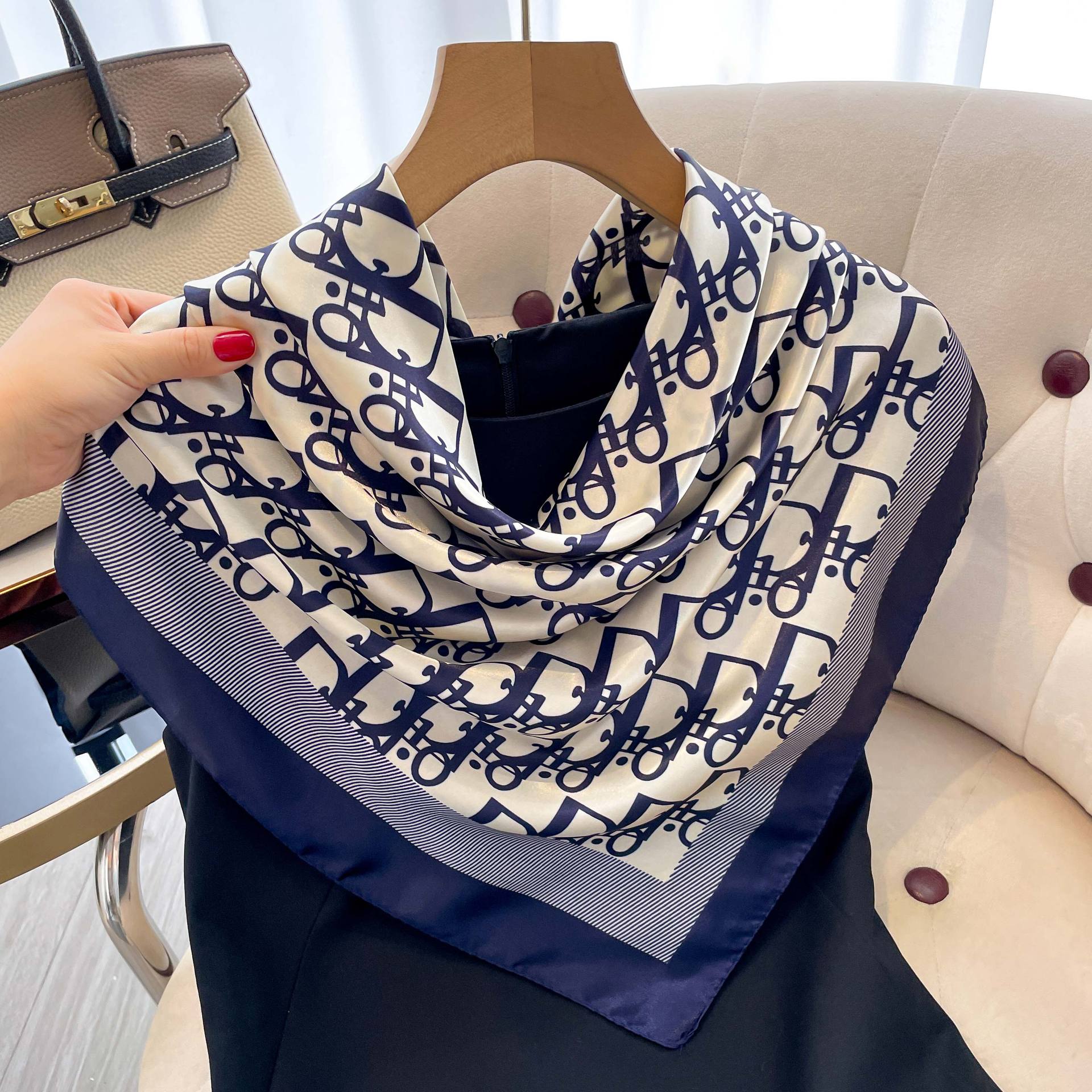 Vintage Fashion Shop - 1 個 90 センチメートルレディースシルクスカーフヴィンテージファッショナブルな多用途プリントシルク春ヘアバンドヒジャブ日焼け止めネッカチーフショールラップ