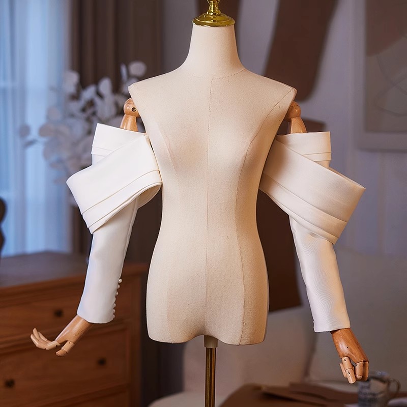 女性のエレガントなデザイナーホワイトサテンアームスリーブ女性 - Vintage Fashion Photography のレビューと価格